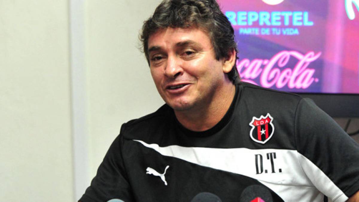 Alajuelense prepara la renovación del técnico Óscar Ramírez