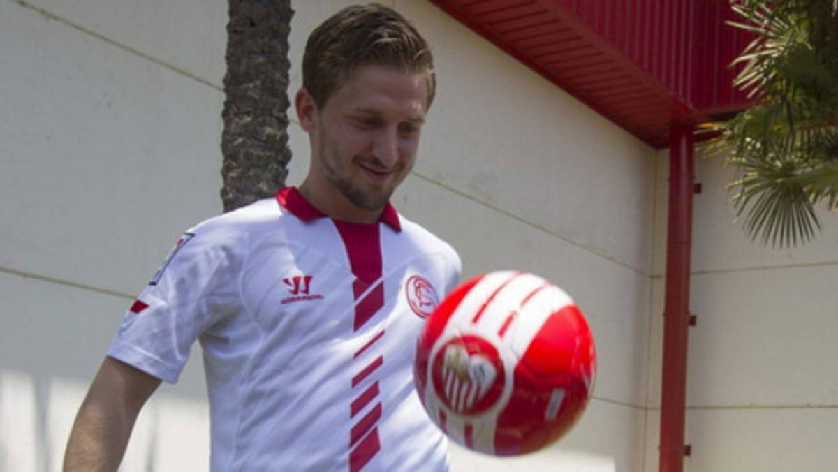 Aficionados del Sevilla quieren retener a jugador buscándole novia