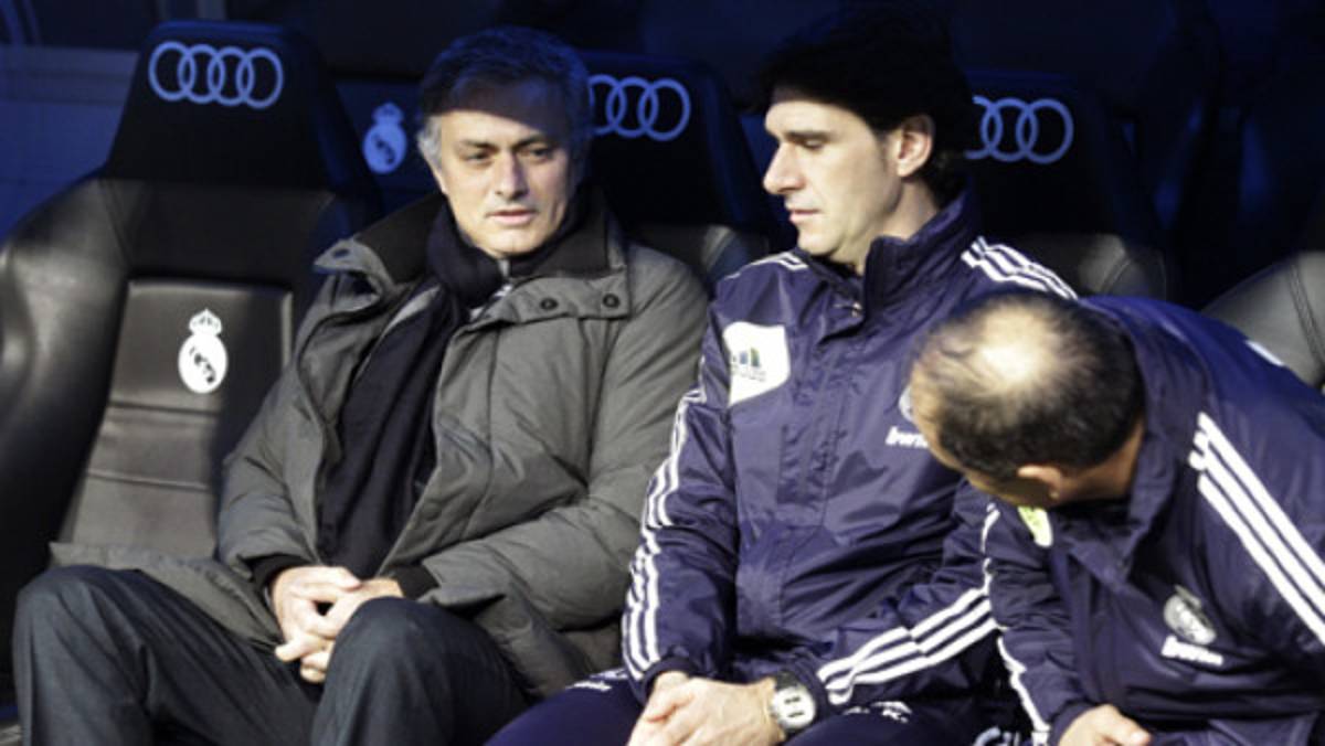 VIDEO: Mourinho se enfureció y estrelló un balón contra el banquillo