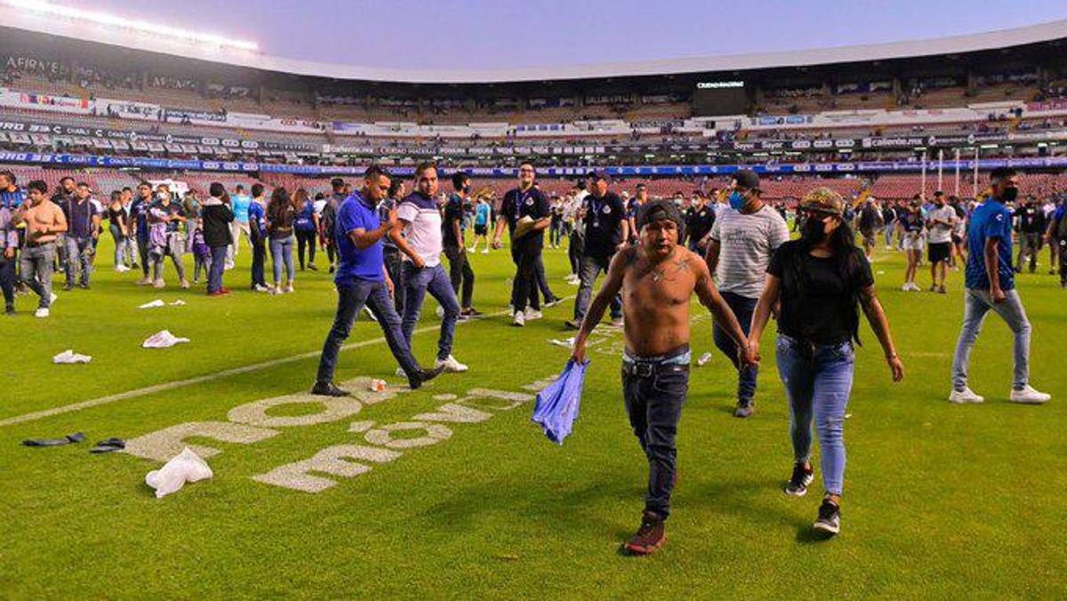 Tragedia en México: Así fue la impactante pelea entre barras de Querétaro y Atlas que dejó más de 17 muertos