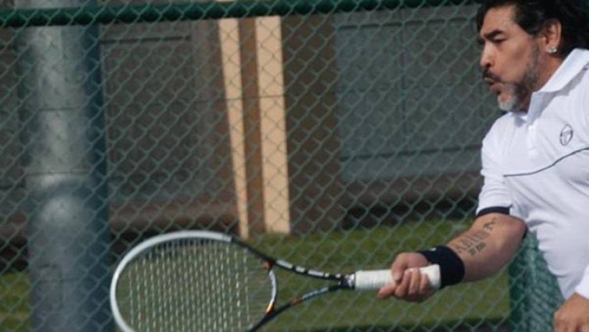 Maradona se exhibió con una pelota de tenis ante Djokovic