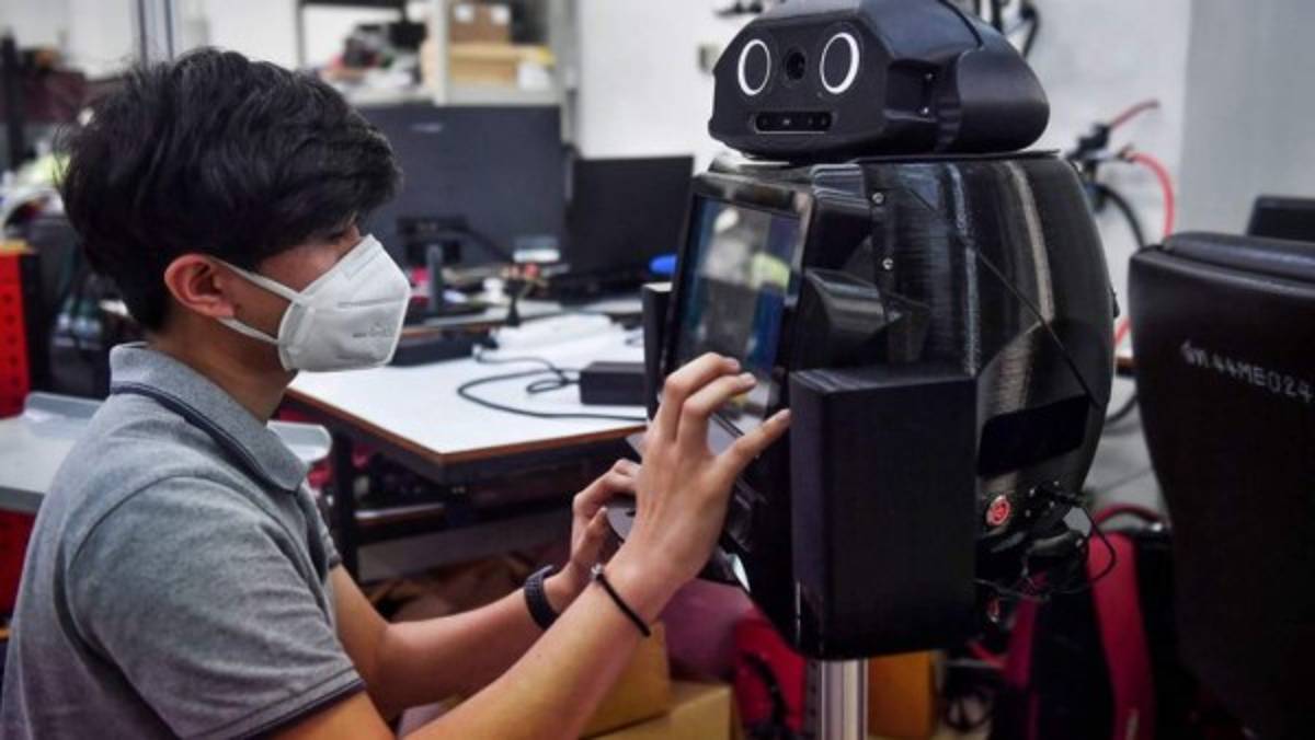 Coronavirus: Tailandia lanza un extraño robot para luchar contra la fatal enfermedad