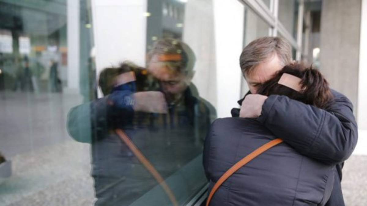 Imágenes dramáticas de los familiares de las víctimas del avión accidentado