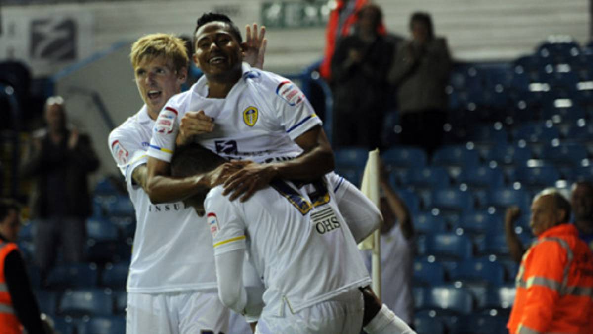 Ramón Núñez reaparece en triunfo del Leeds