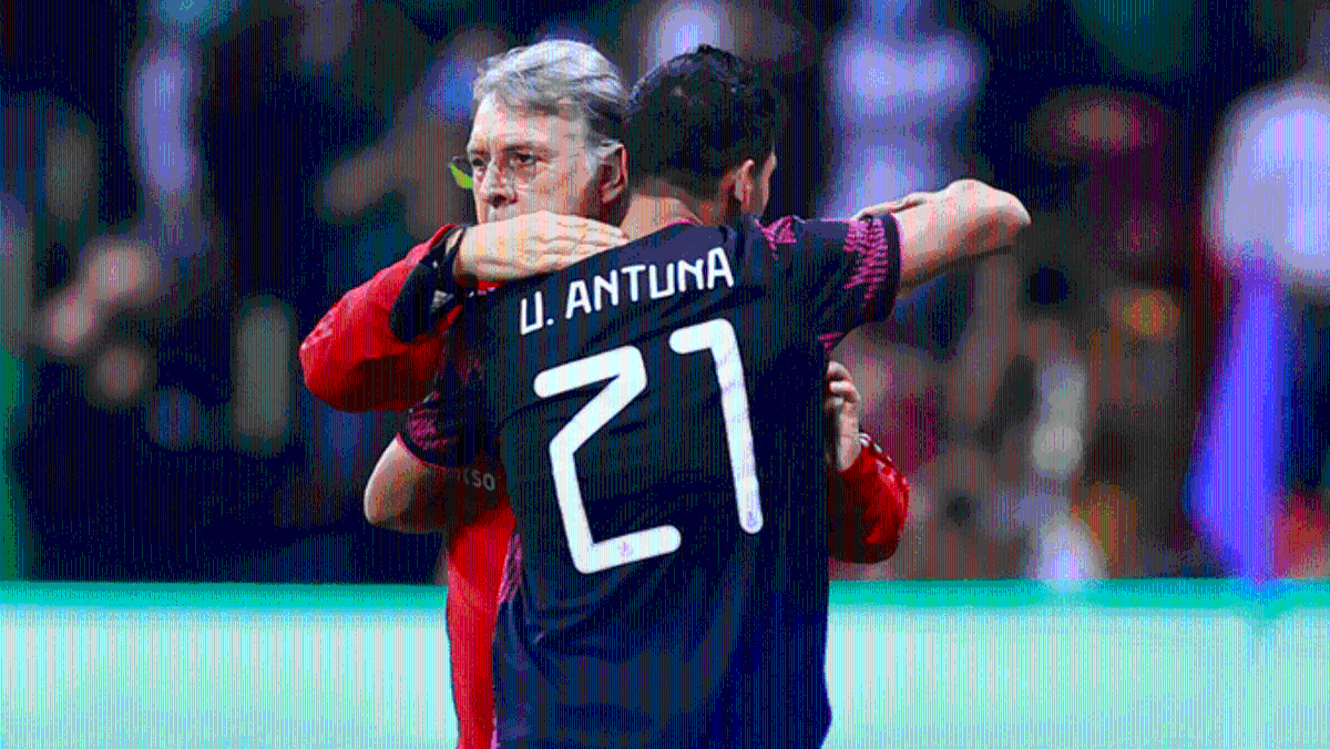 FOTOS: Abrazo eterno de Keylor Navas al nuevo “crack”, homenaje al Perro Bermúdez en el México-El Salvador y reconocimiento en Panamá