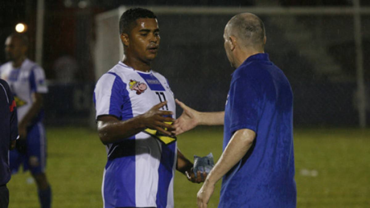 Técnico del Victoria hace las pases con jugador rebelde