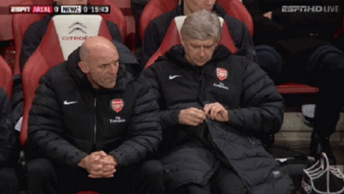 VIDEO: El sufrimiento de Wenger en la banca por culpa de... ¡su chaqueta!
