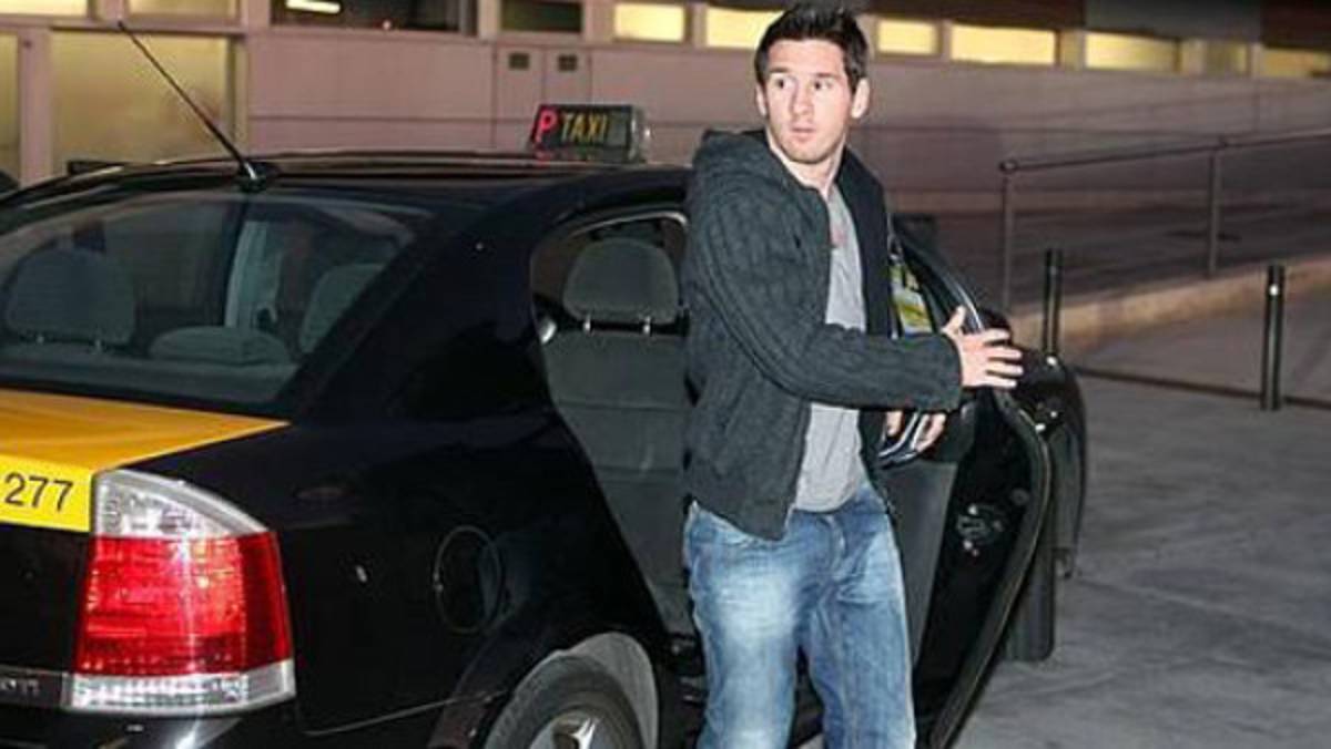 Messi llegó en taxi a la Ciudad Deportiva en Barcelona