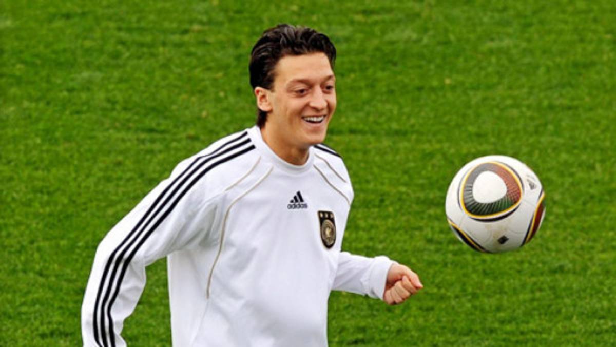 Bremen espera retener a Mesut Ozil