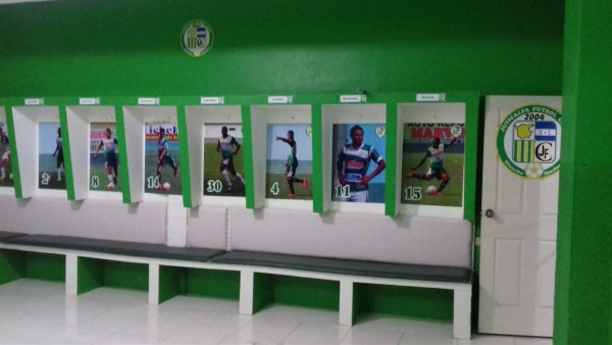 Contraste: Los camerinos de local y de visita en los estadios de Honduras