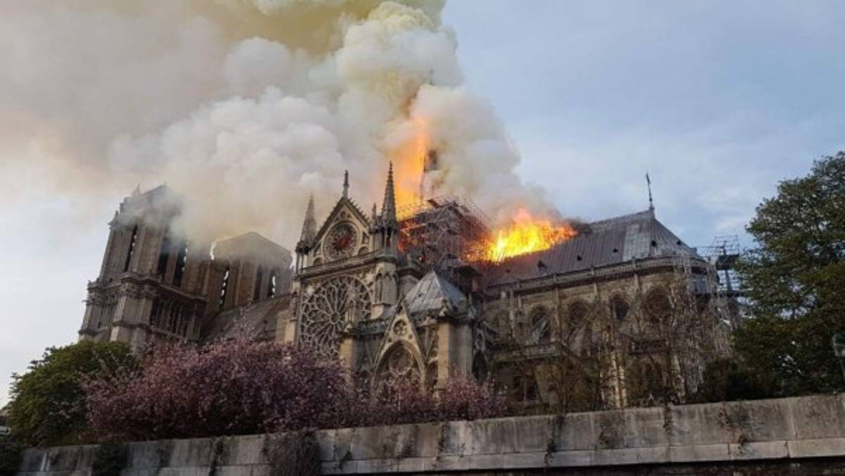 Tristes imágenes: Así agarró fuego la reconocida catedral de Notre Dame en París