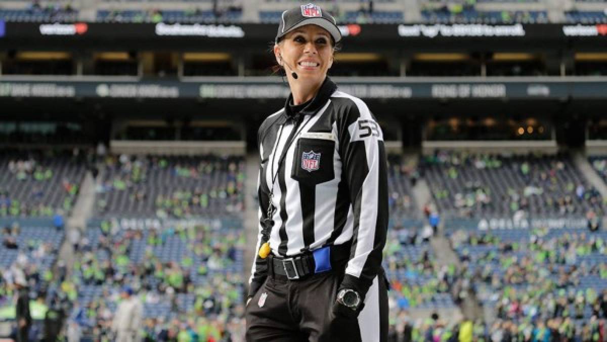Sarah Thomas, la primera mujer que pitará un partido de playoffs en la historia de la NFL