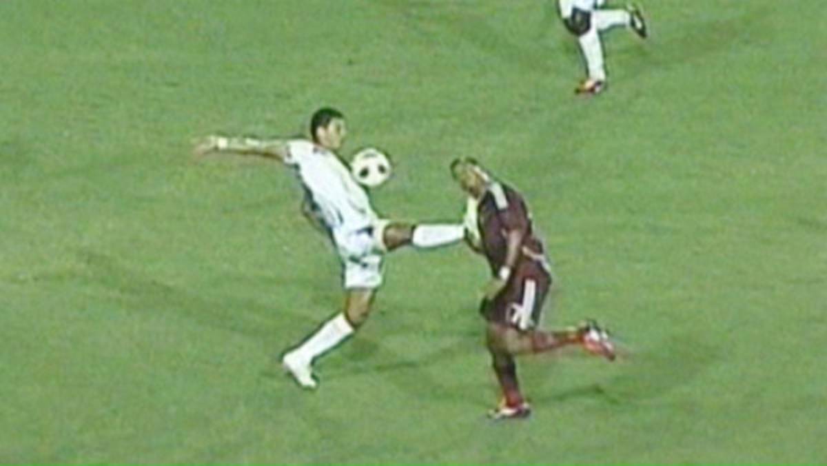 La patada de Mauricio Sabillón a un venezolano