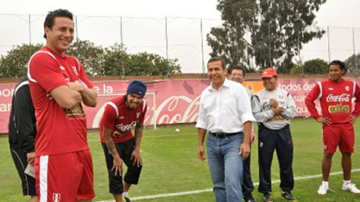 Peruanos le juegan broma a periodista en plena conferencia