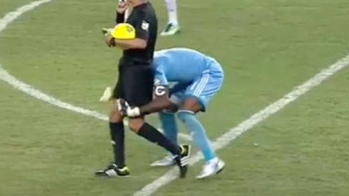 VIDEO: Portero de Nigeria intenta celebrar levantando al árbitro