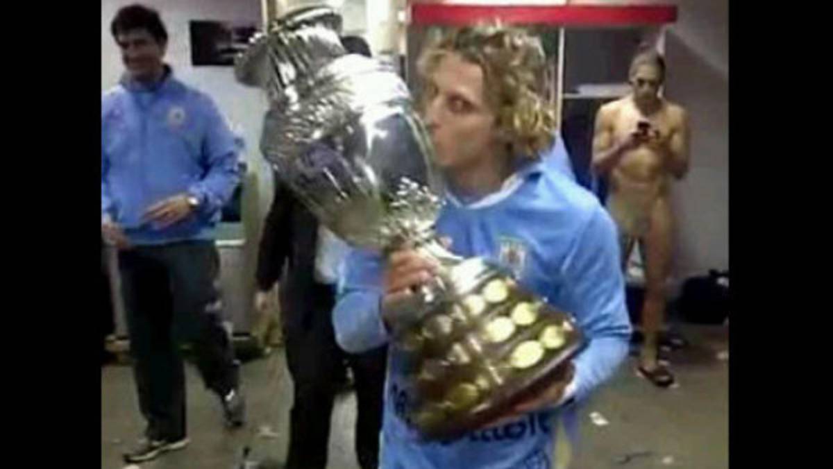 Festejo al desnudo en el camerino de Uruguay