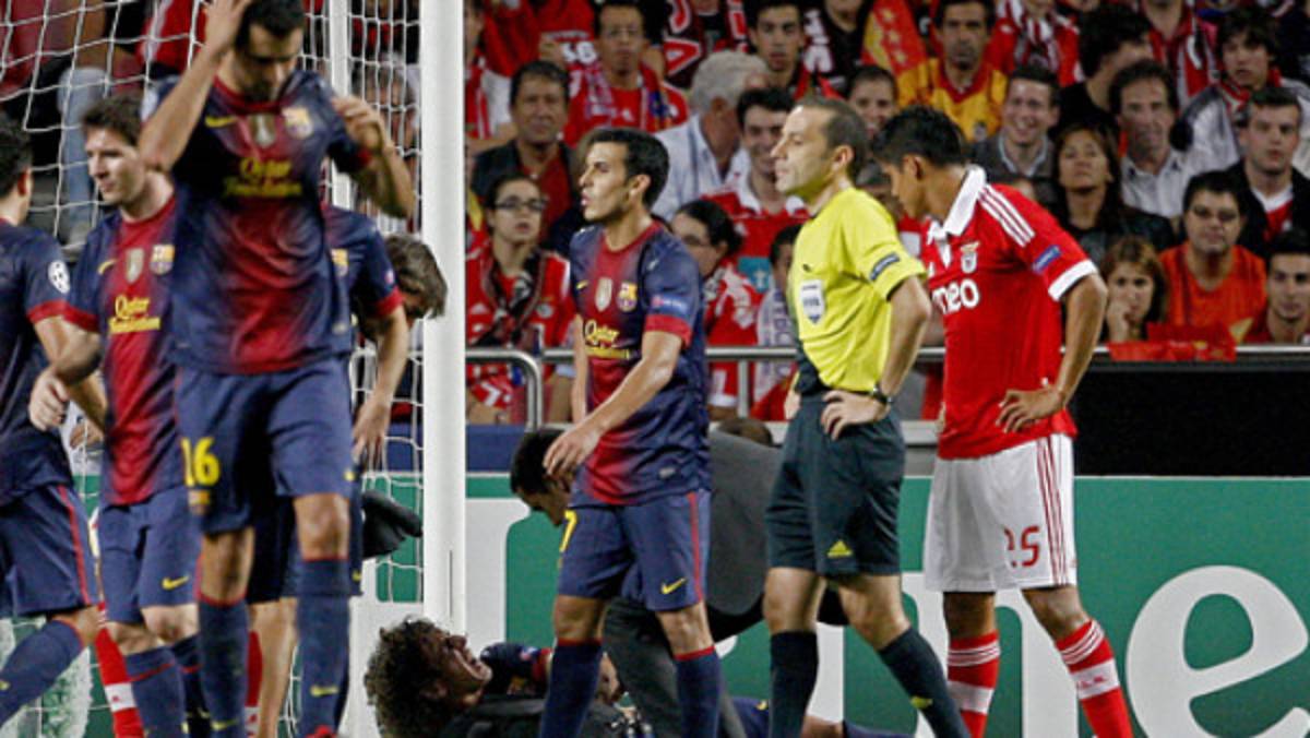 Jugadores de Barcelona lamentan la lesión de Puyol