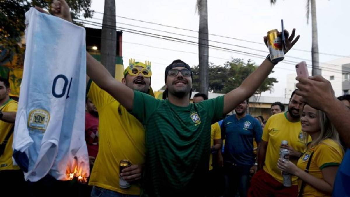 ¡Qué ambiente! Queman la camisa de Messi y novia de jugador argentino deslumbra en el Mineirao