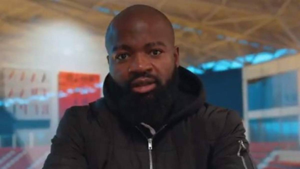 Su equipo no lo quiere vender, se va al entreno con la camisa del rival y todo acaba en pelea