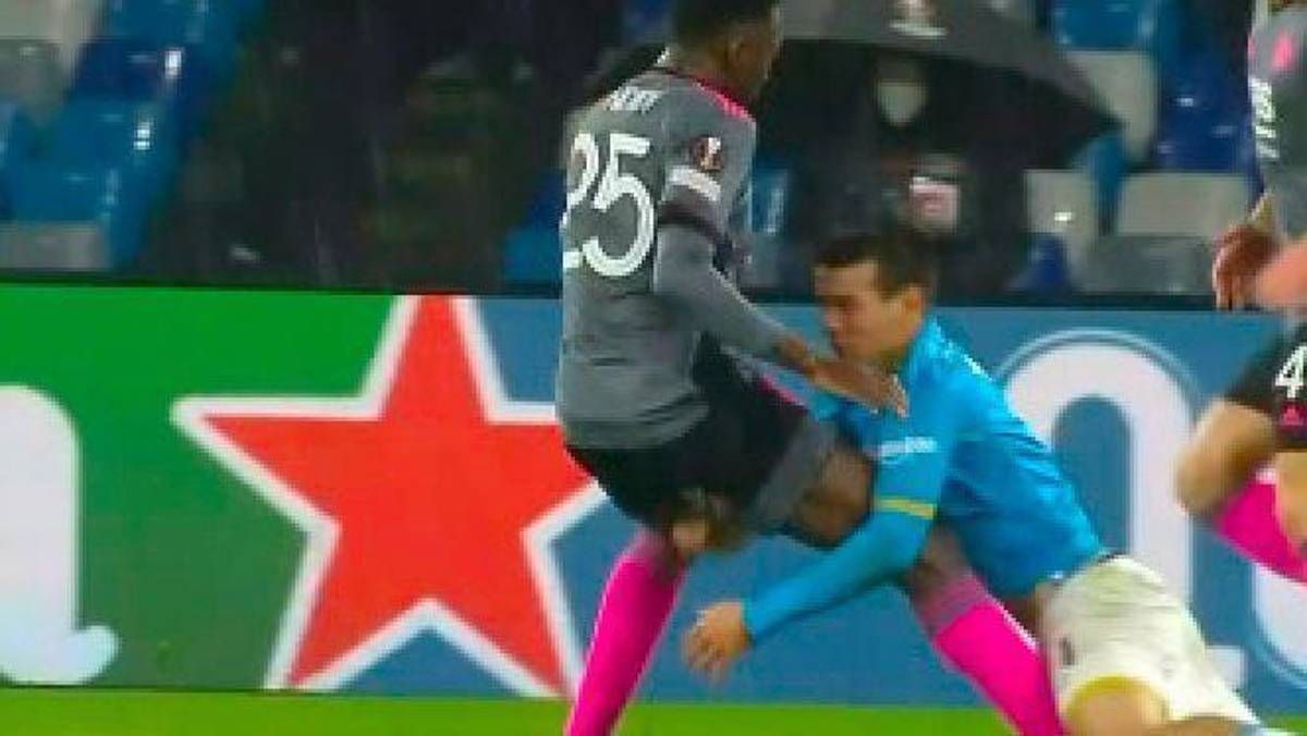 Terrible: Así quedó el rostro del Chucky Lozano tras un nuevo choque con la cabeza, salió en camilla y con collarín