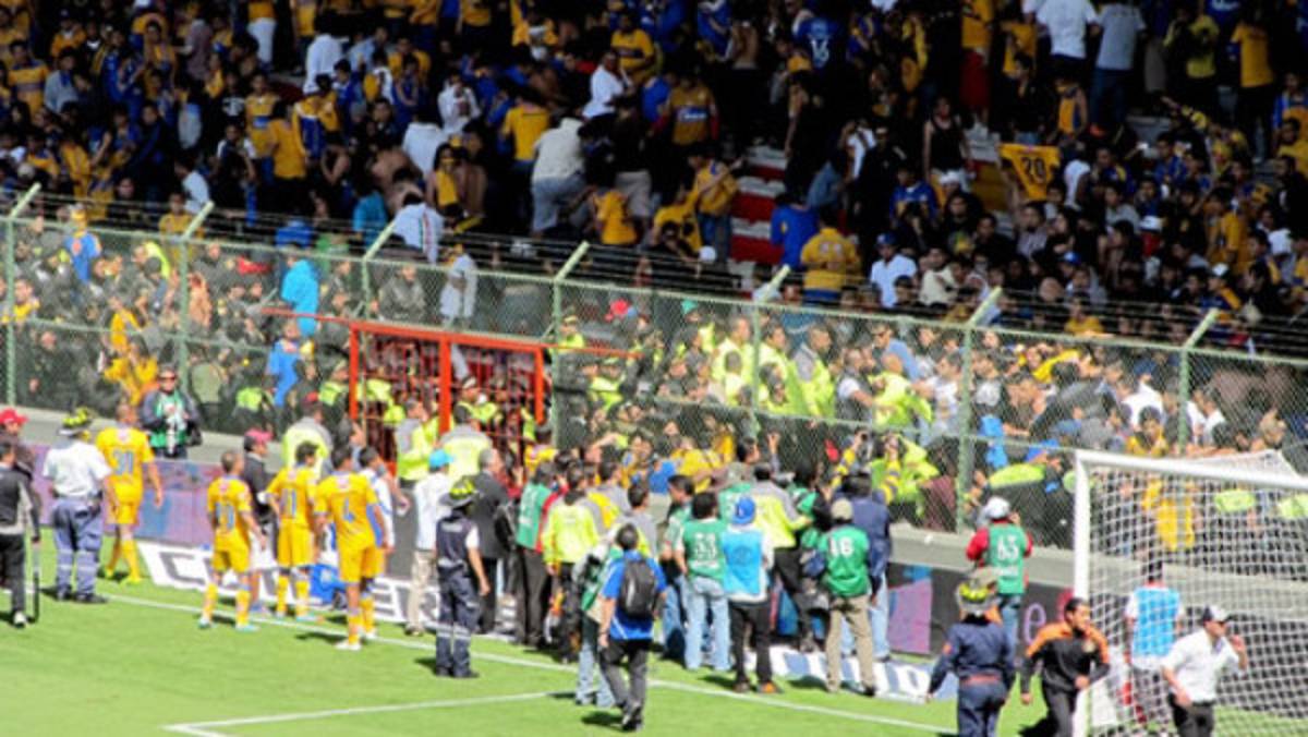 VIDEO: En México barra de Tigres se va a golpes con la Policía