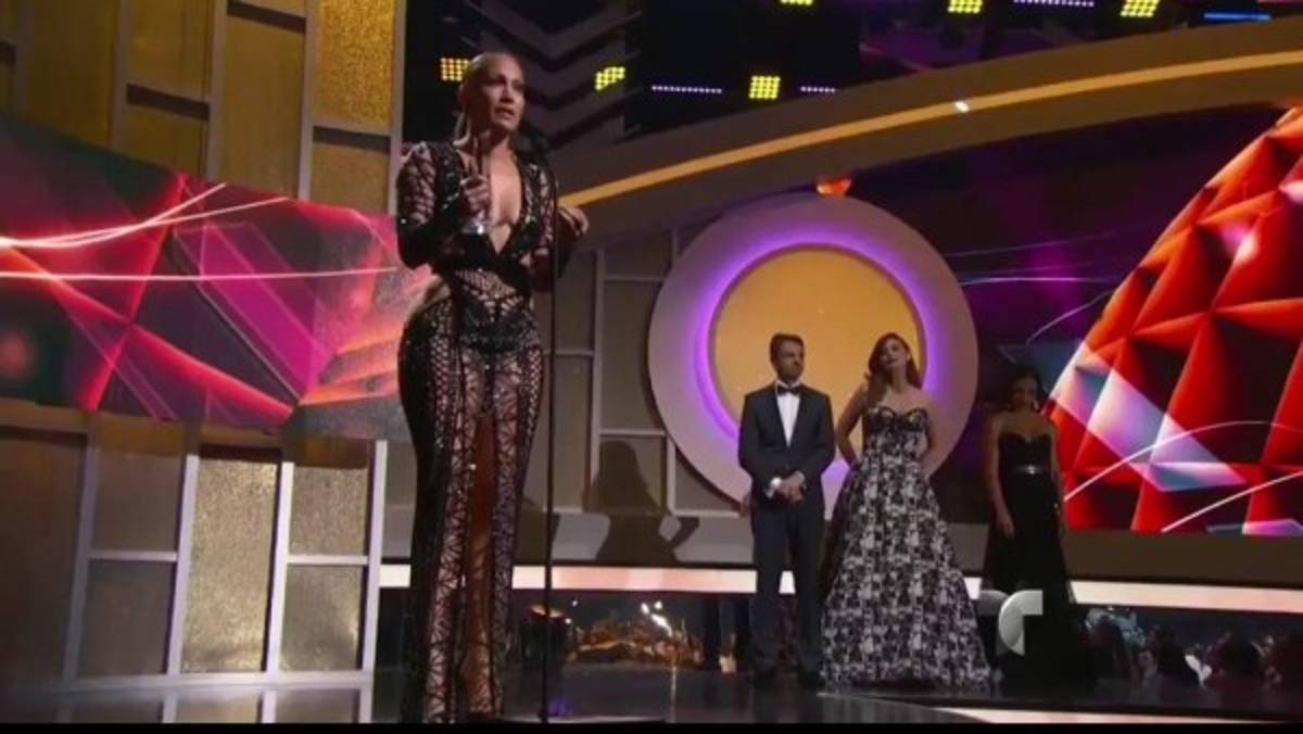 La ardiente Jennifer López, novia de Alex Rodríguez, deslumbra en los premios Billboard
