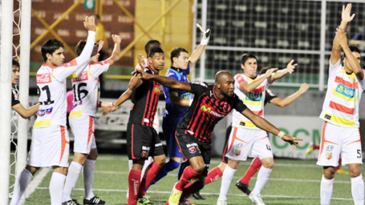 VIDEO: Jerry Palacios debuta anotando con Alajuela