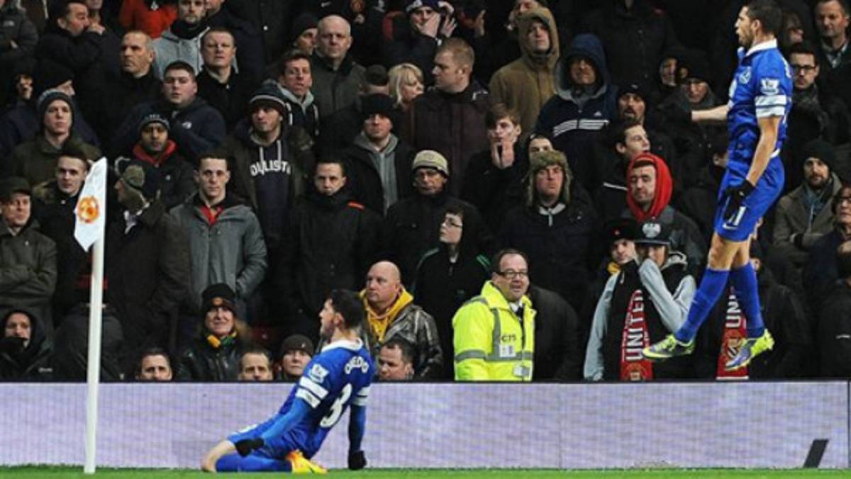 Tico Bryan Oviedo marca gol con que Everton venció a Manchester United