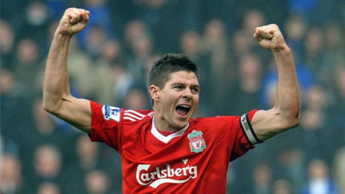 Gerrard fija la mirada en el Liverpool