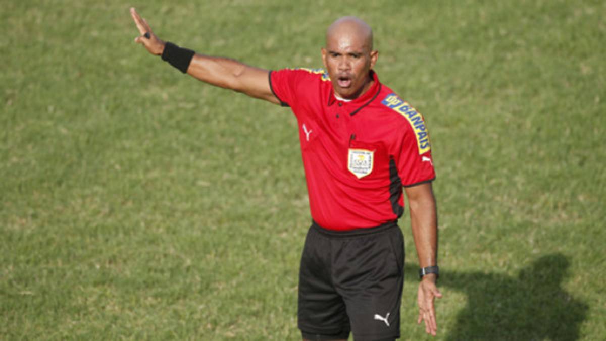 Árbitro Mario Moncada es suspendido 3 meses