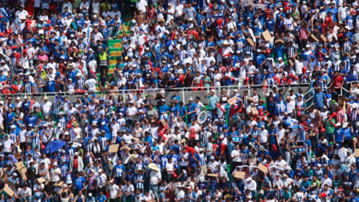 La afición se enloquece con el gol de Juan Carlos García