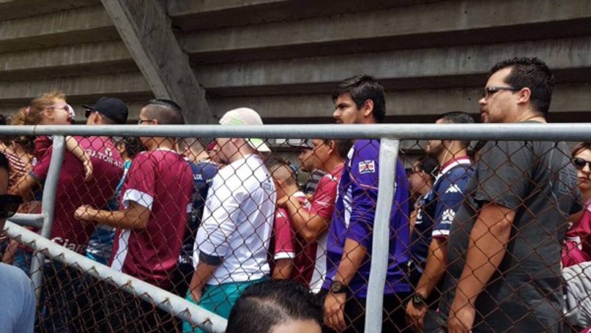 FOTOS: Así evacuaron los miles de aficionados del Saprissa tras la amenaza de bomba