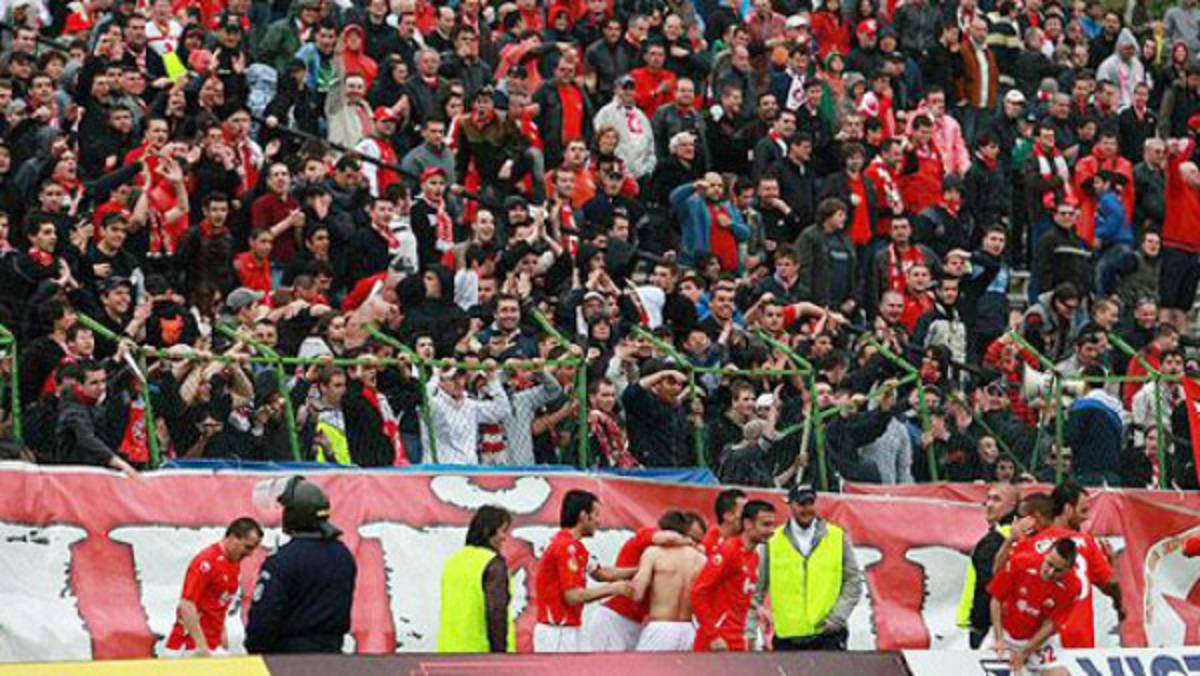 Aficionados venden su sangre para salvar a su equipo