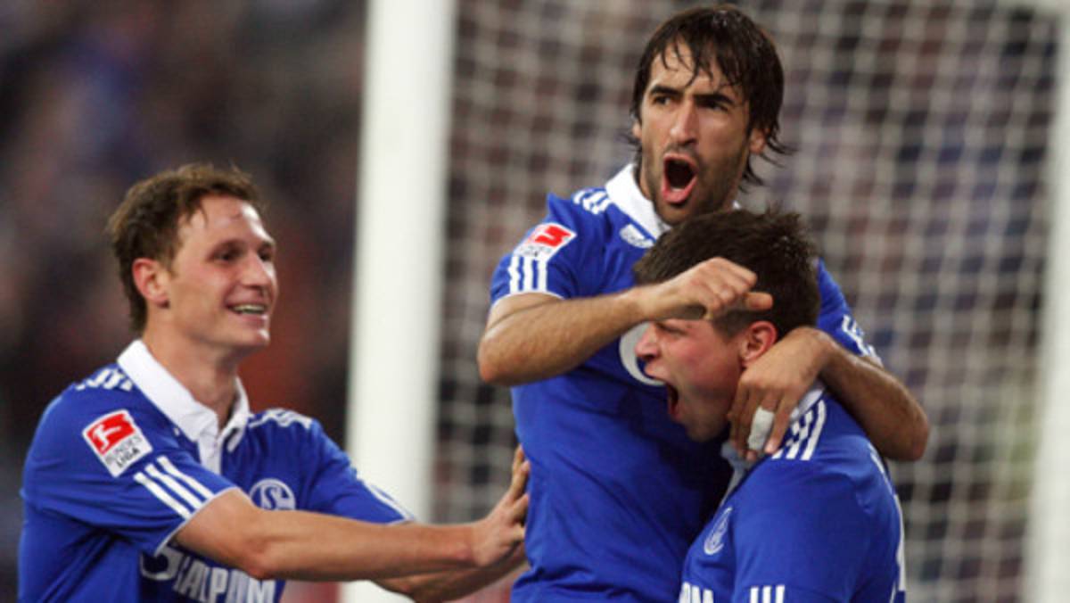 Raúl sacó al Schalke del descendo en Alemania