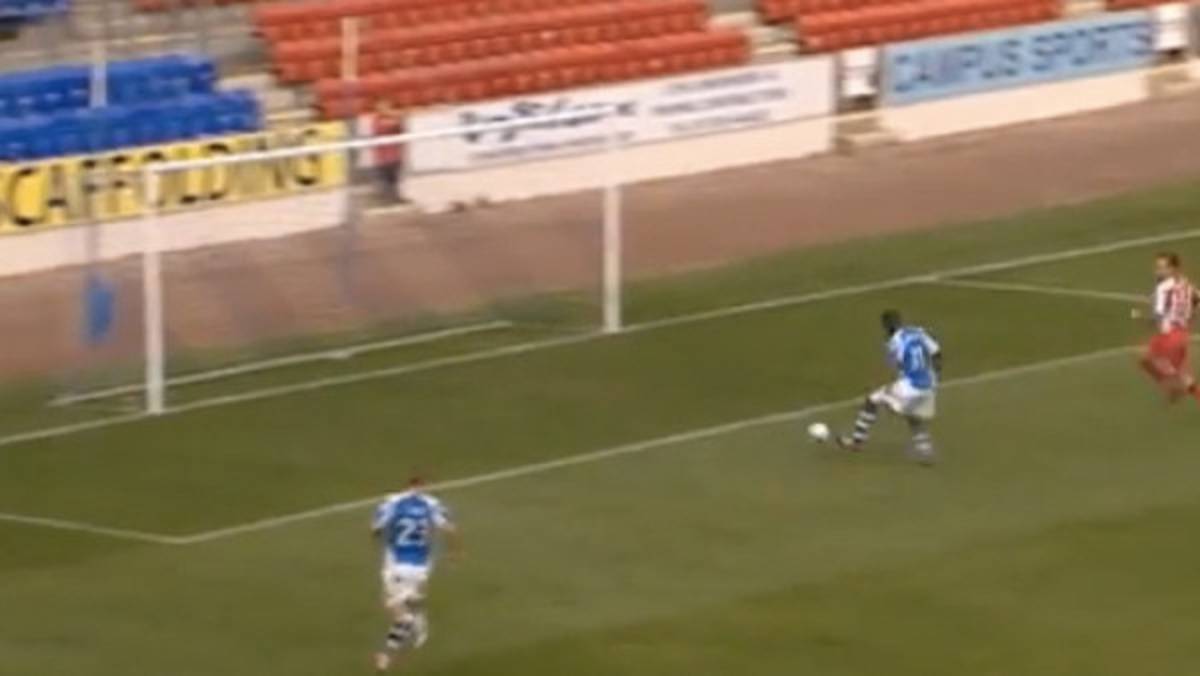 VIDEO: Falla el gol estando solo y con el arco vacío