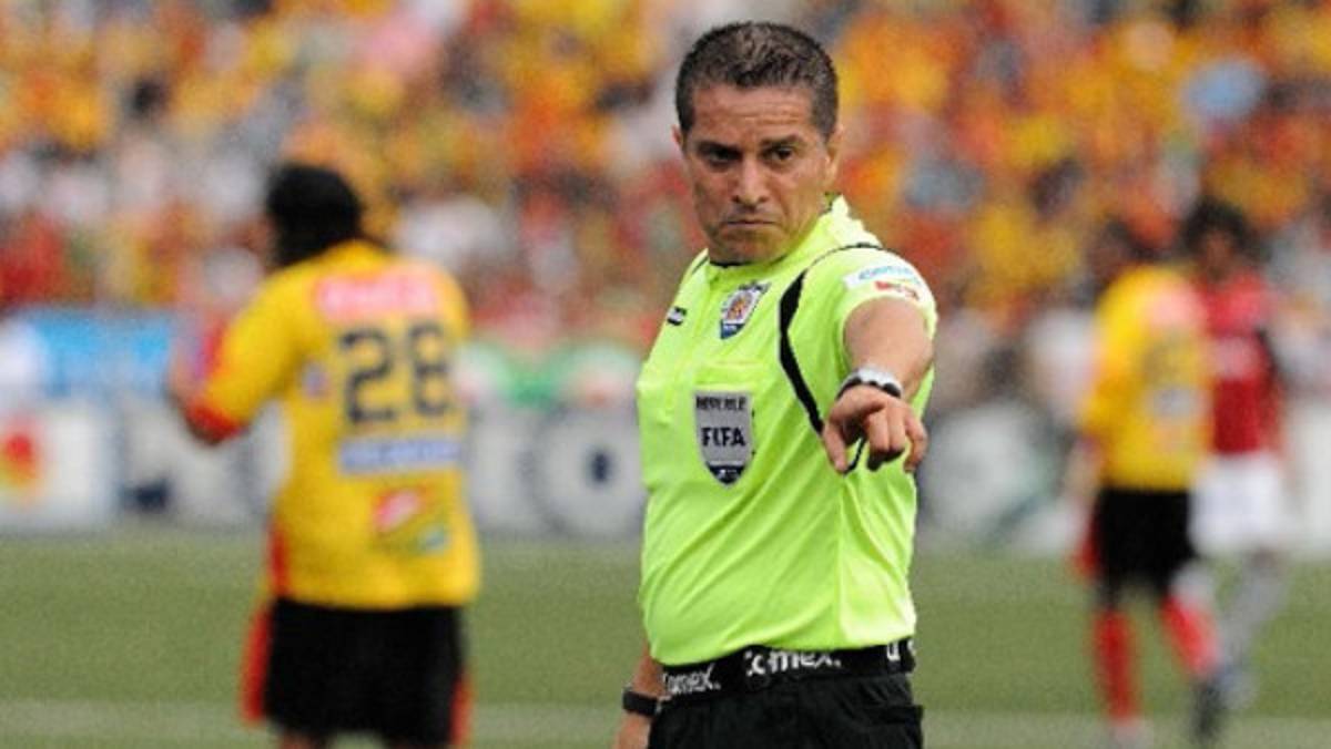 Esposa de jugador tico crea polémica en arbitraje de ese país
