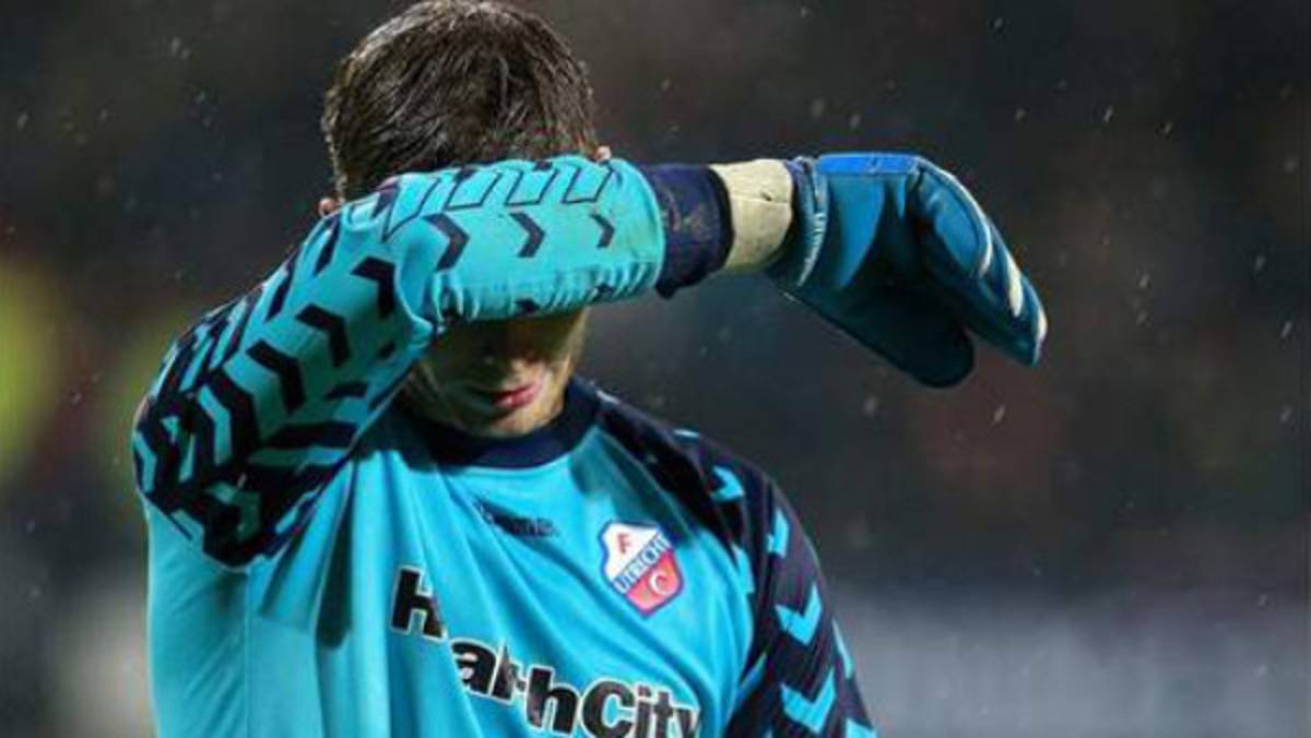 VIDEO: Portero holandés se dejó hacer un gol increíble