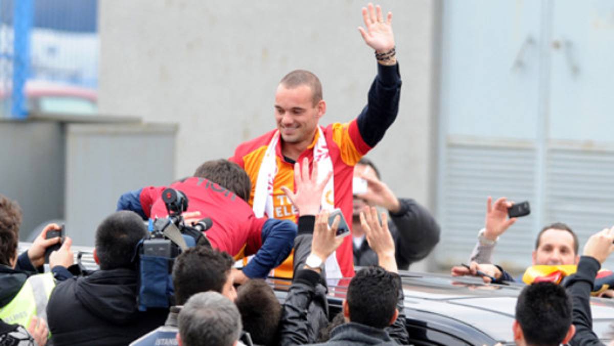 Sneijder desata la locura del Galatasaray a su llegada en Turquía