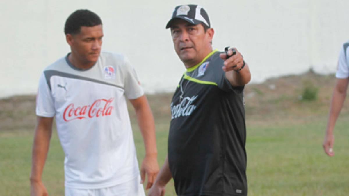 A Juan Carlos Espinoza no le quita el sueño las derrotas de Olimpia