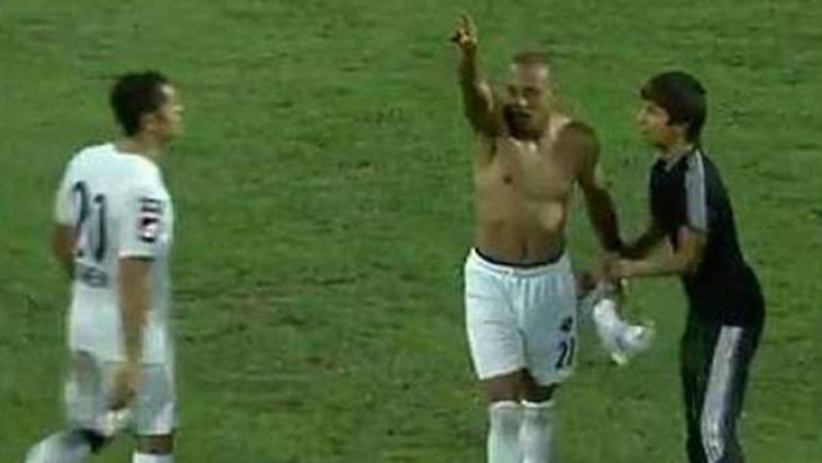 VIDEO: Anota, se quita la camiseta y su afición se la roba