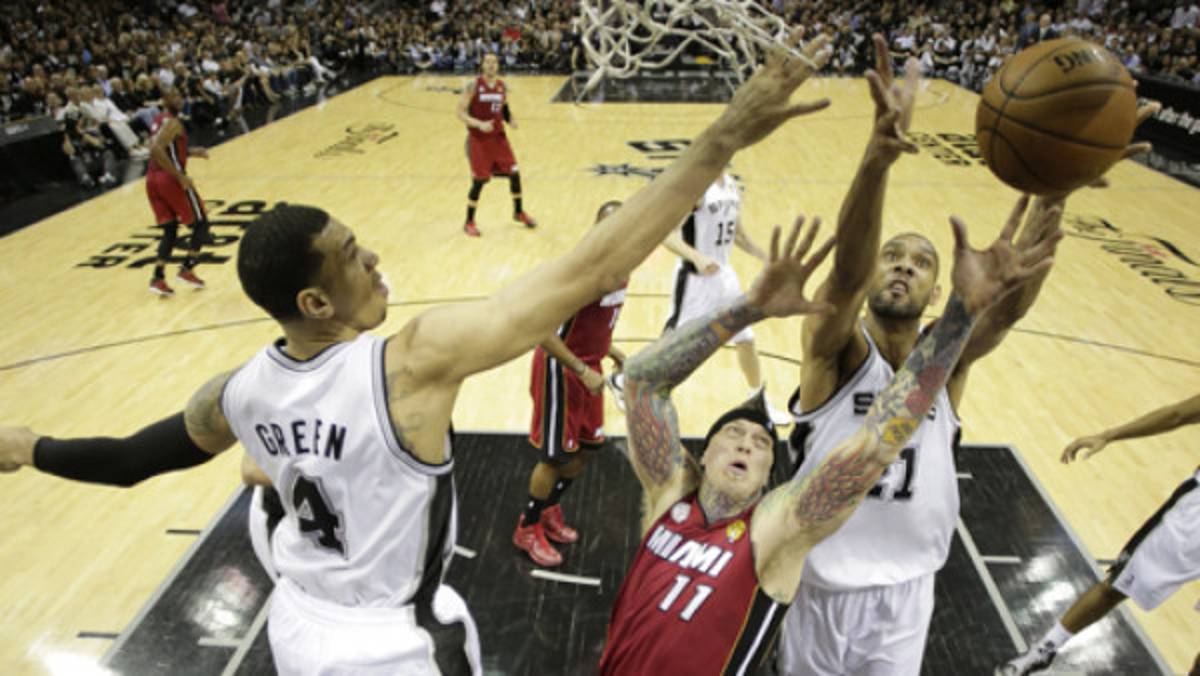 San Antonio arrolla a Miami Heat en su casa