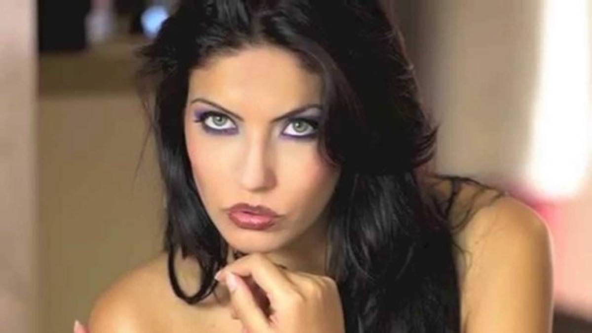 Galería: Modelo italiana promete desnudarse si el Cagliari de David Suazo asciende