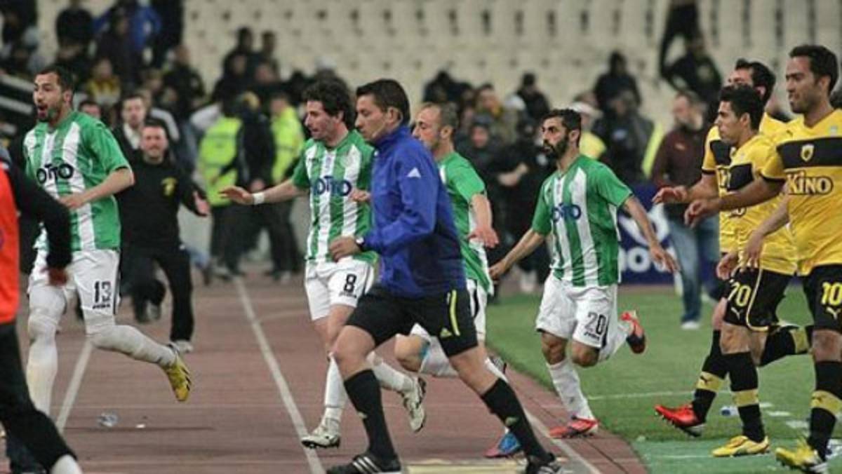 VIDEO: Afición del AEK Atenas invade cancha para golpear a sus jugadores