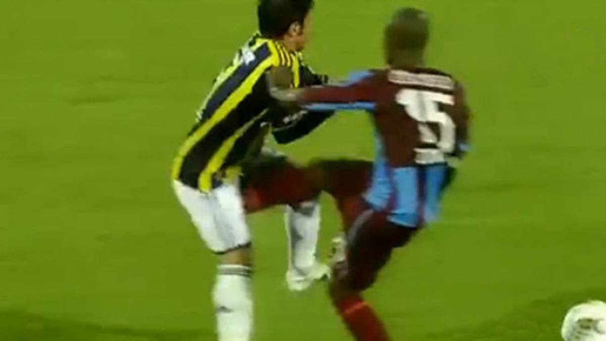 Brutal patada en la entrepierna por insulto racista