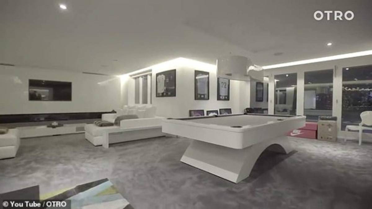 Con cancha de fútbol en el interior: La increíble mansión de Mendy, el crack del Manchester City