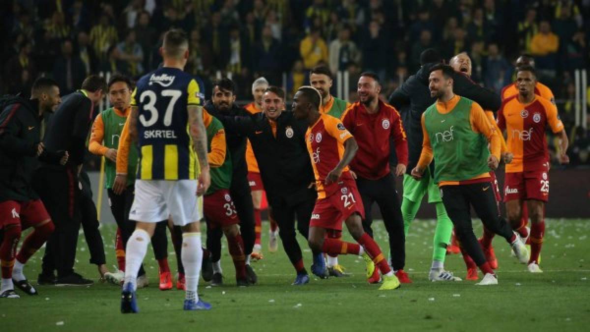 Fenerbahce vive un infierno tras perder el clásico contra Galatasaray 20 años después
