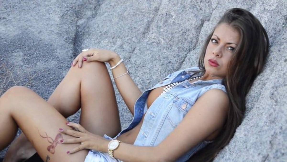 Sexy esposa de futbolista culpa al DT por no poner a jugar a su marido en el fútbol de España