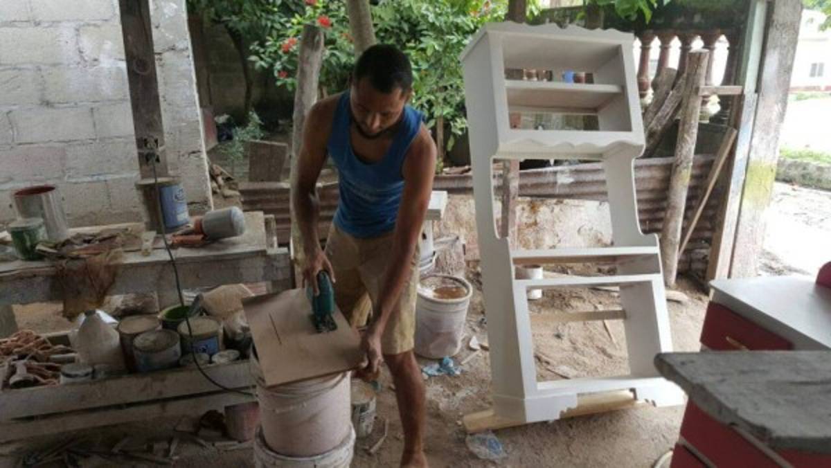 Así es la nueva vida del futbolista Manuel Doño en el taller de ebanistería