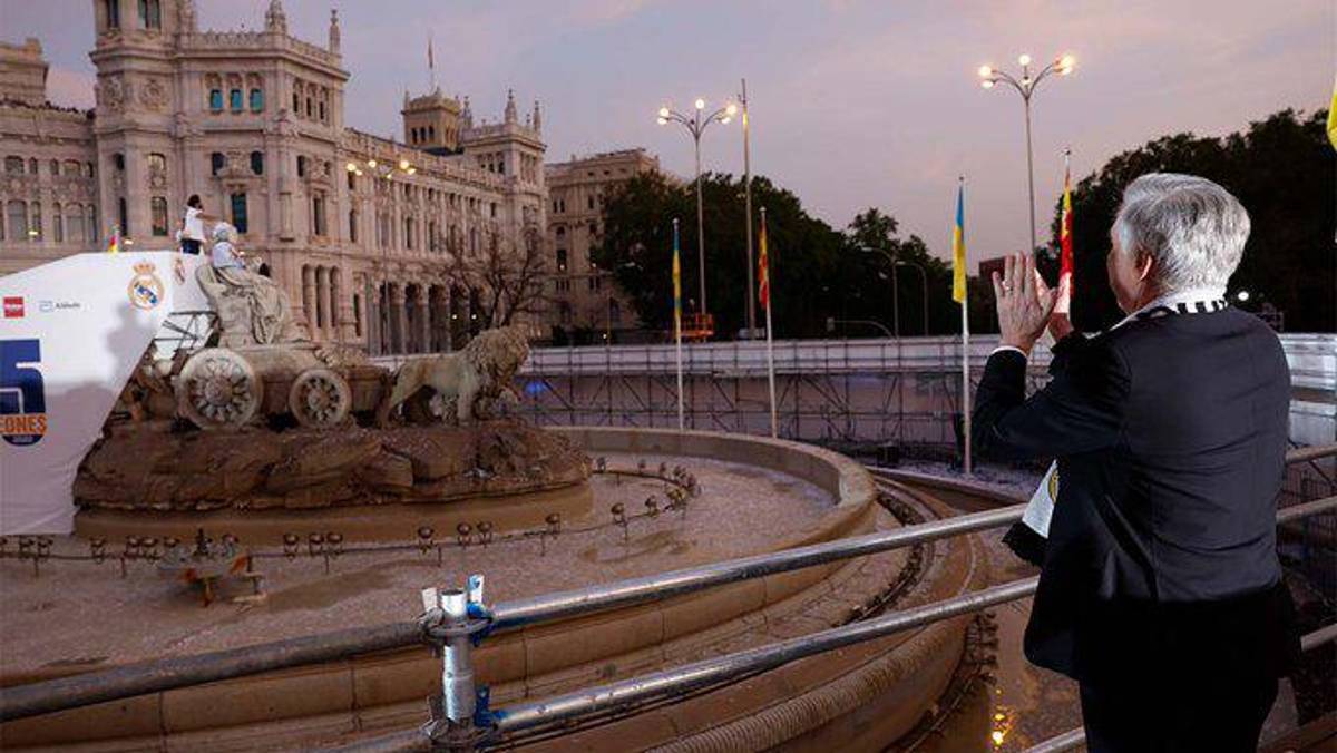 Nuevas fotos del festejo del Real Madrid: Regalo especial para Ancelotti y emotivo abrazo de Florentino Pérez con Marcelo