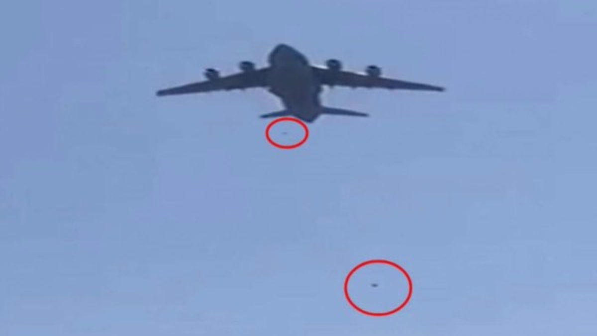 Pánico en Kabul tras el regreso del régimen de los talibanes: la gente intentó escapar trepada en un avión militar